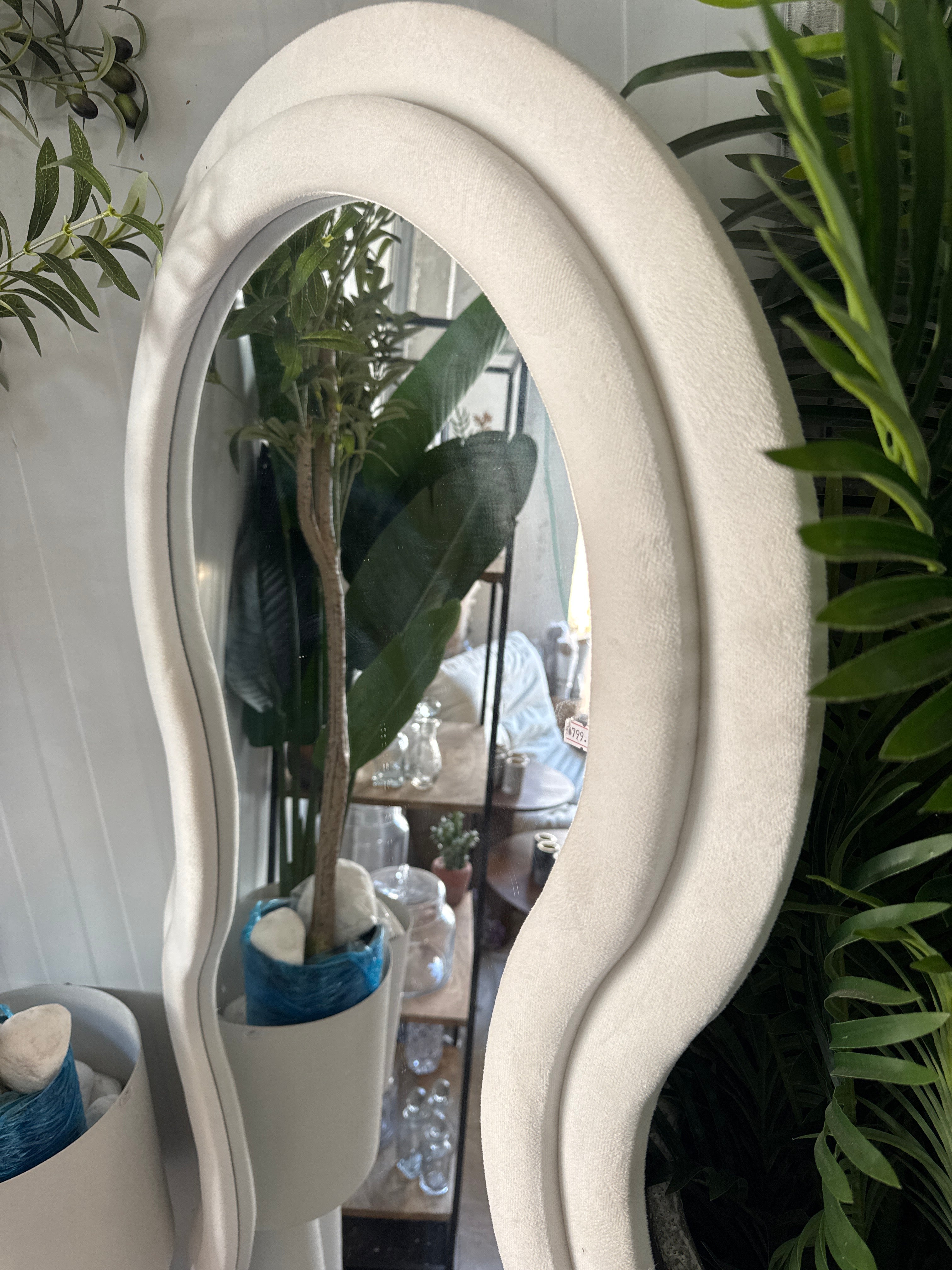 מראה קטיפה לבנה