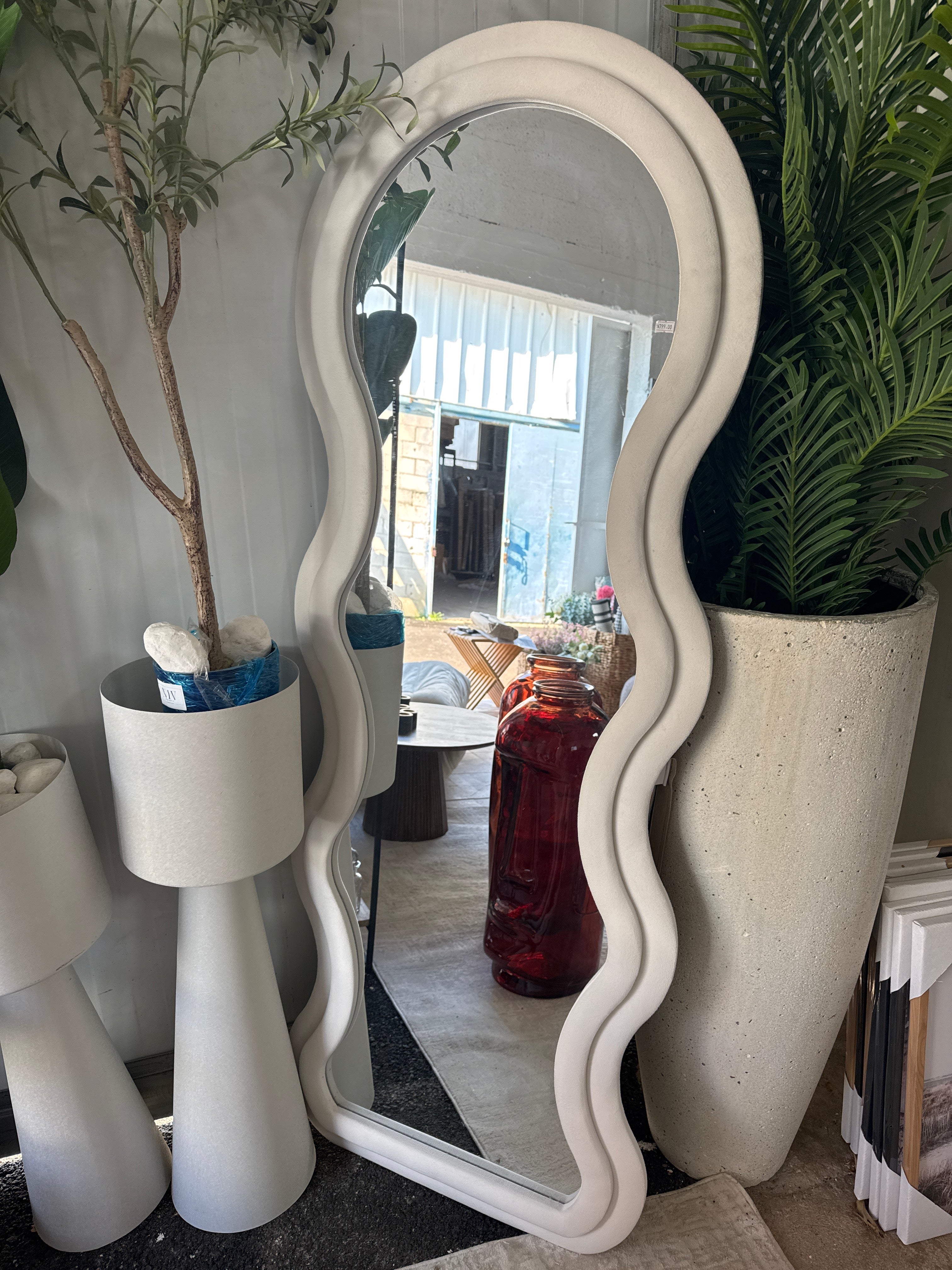 מראה קטיפה לבנה