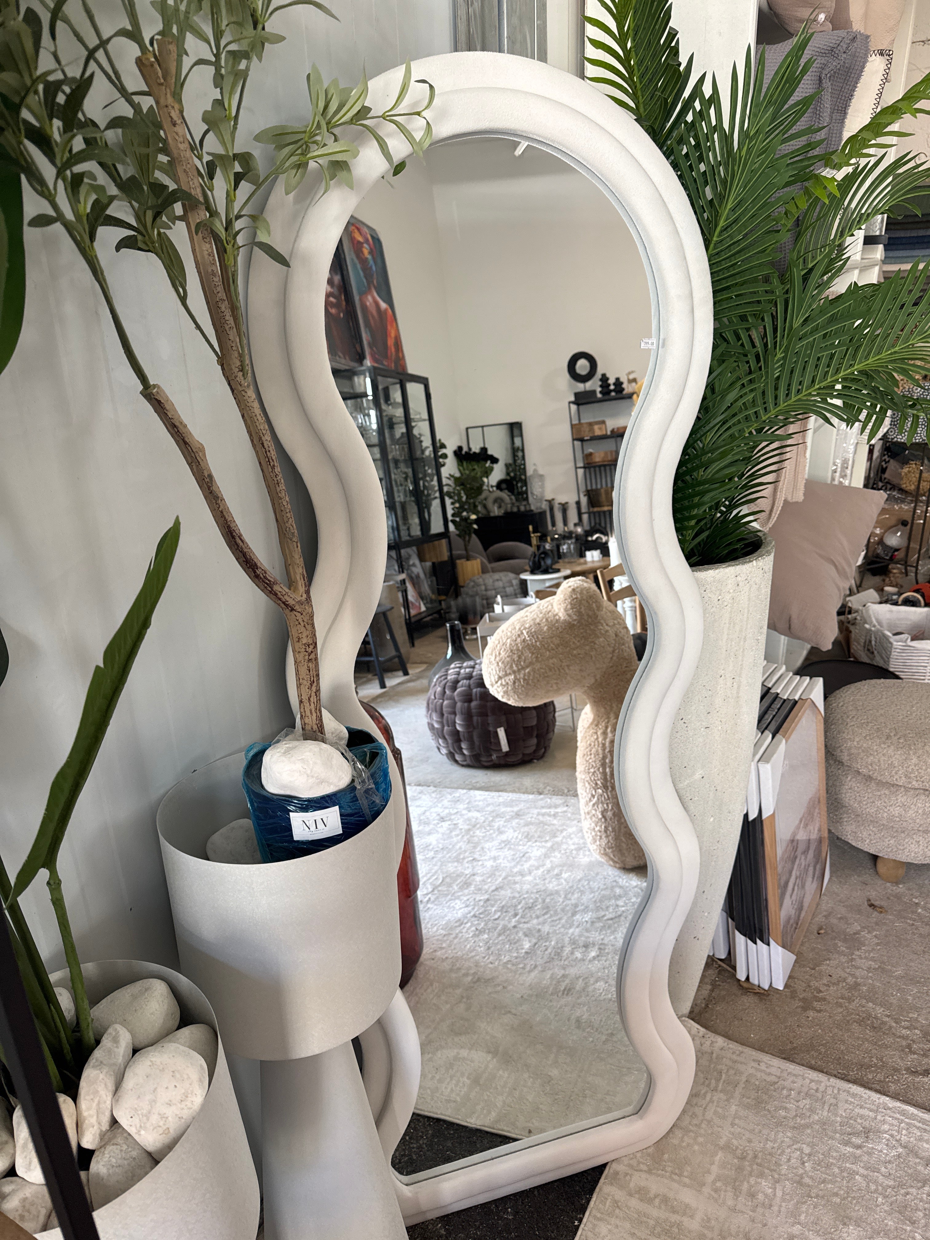 מראה קטיפה לבנה