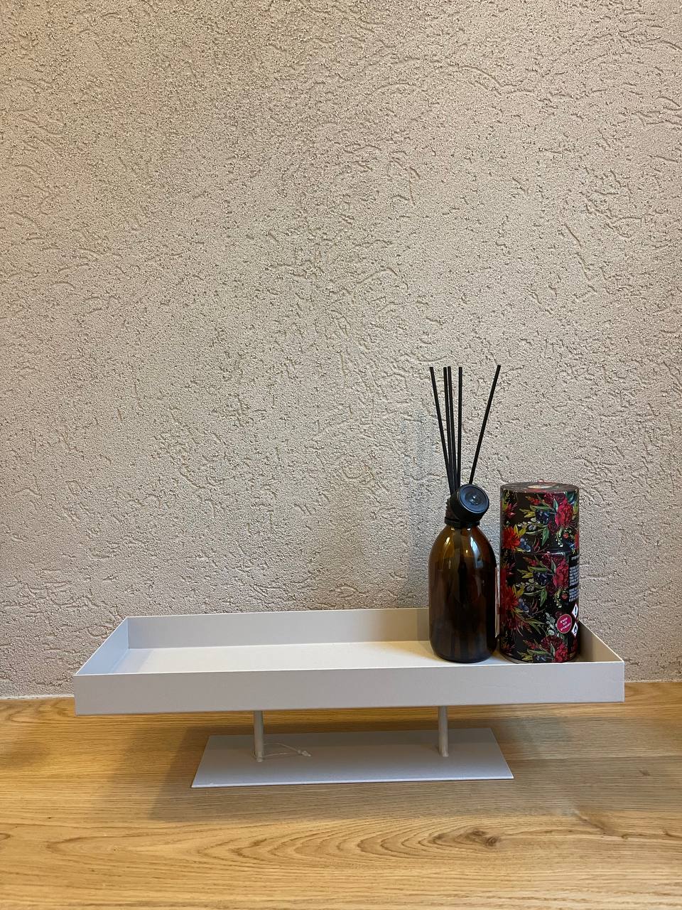 מגש על רגל קטן פסטל אפור